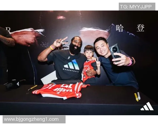 哈登与足球明星亲密合影展现跨界友谊与运动精神的完美结合