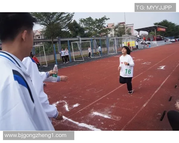 帅气足球明星激情献唱国歌展现爱国情怀与运动精神