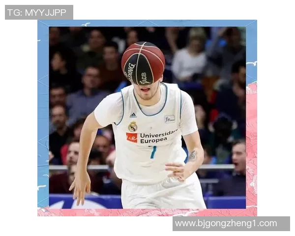 足球明星在赛场上挥手庆祝的精彩瞬间定格成美丽画面